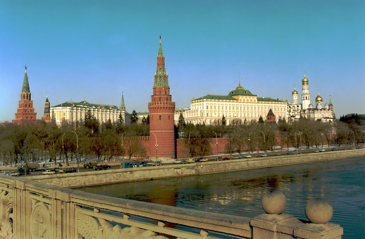 A Spy Chief in Moscow, Proposing a Summit